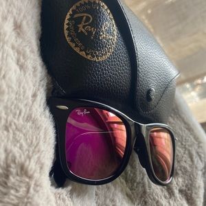 Ray-Ban Wayfarer authentic sunglasses black frame, pink flash mirrored lenses